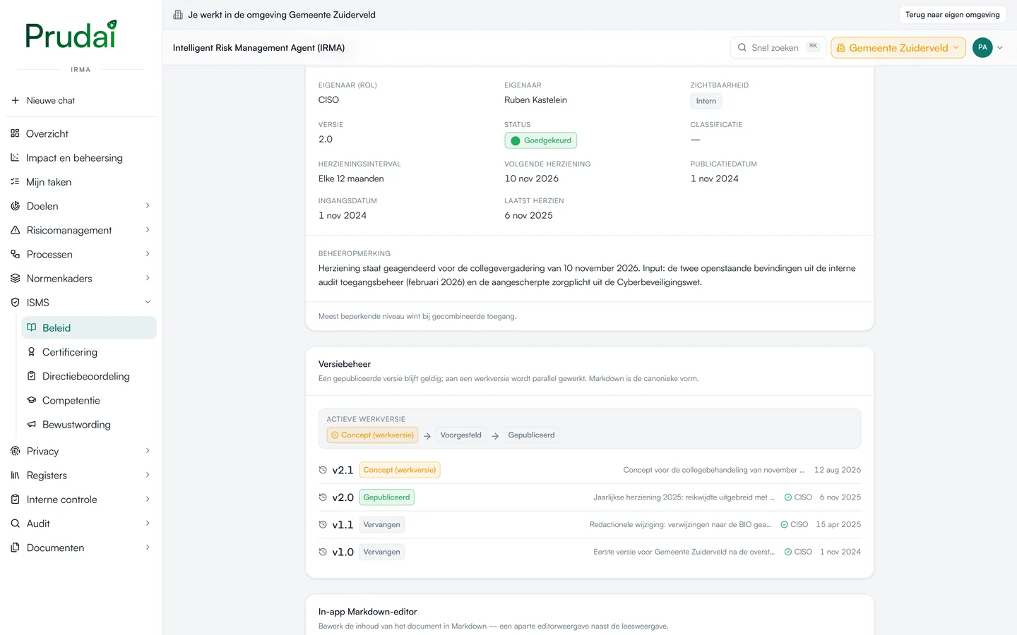 Metadata en versiebeheer van een beleidsdocument in IRMA: eigenaar, herzieningsinterval van 12 maanden, de volgende herziening en de versies 1.0 tot en met 2.1 met wie ze goedkeurde. Demo-omgeving van een fictieve gemeente.