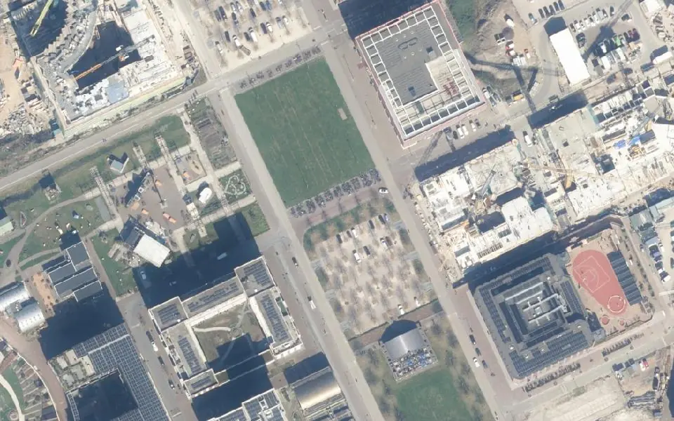 Luchtfoto 2025 van Leidsche Rijn Centrum in Utrecht, met nieuwe gebouwen en een school met een rood sportveld.
