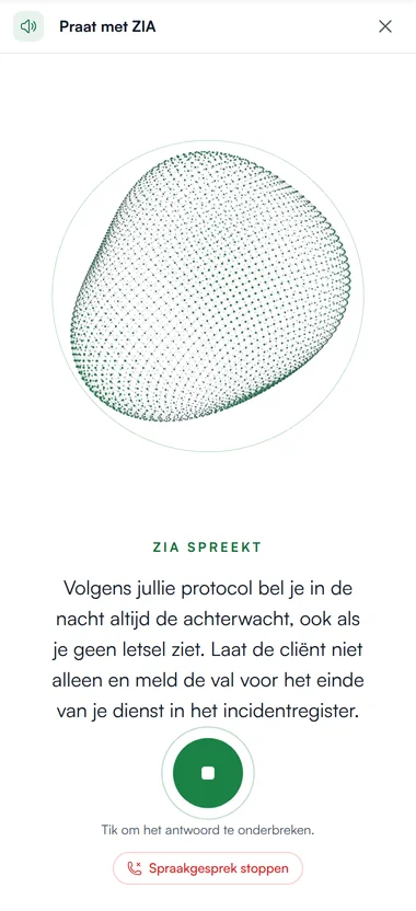 Het spraakgesprek met ZIA: het bolmembraan, de tekst van het antwoord over het protocol bij een val in de nacht, en een knop om het antwoord te onderbreken.